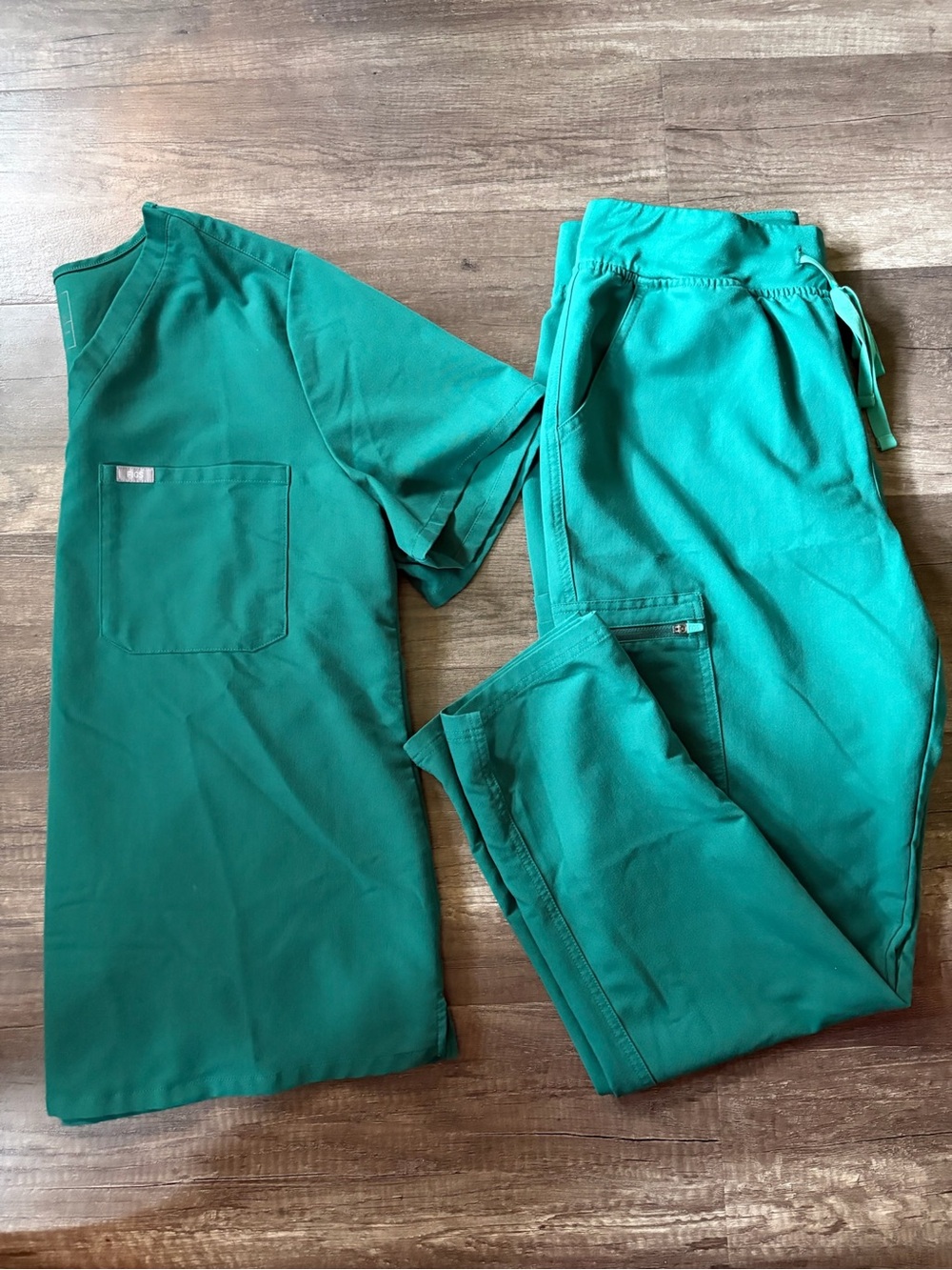 FIGS Technical Collection Scrub Set Emerald Green Catarina Top XL / Pants L